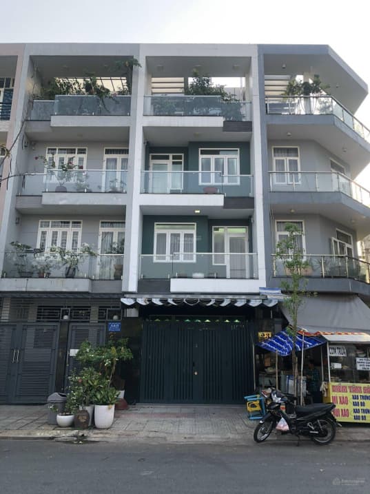 Con đi du học, cần bán căn nhà phố đối diện RMIT 5x18m, giá 16 tỷ LH 0989 866 *** Tuyền