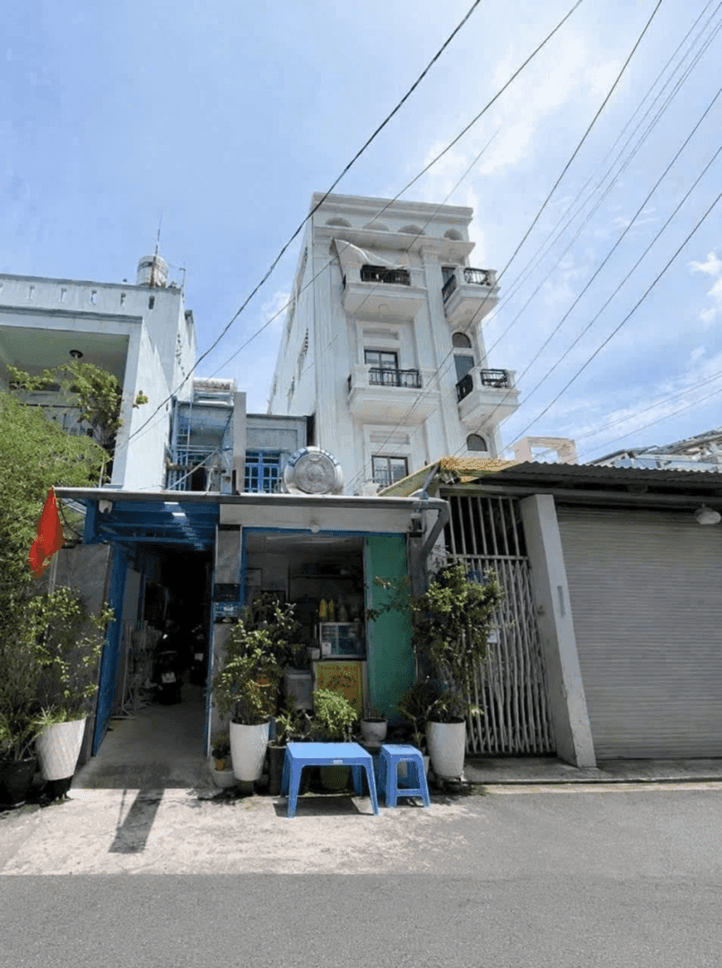 Nhà hẻm xe hơi gần chợ Bùi Văn Ba